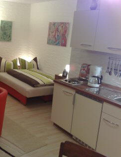 TV- Nische, Kleiderschrank und Wohn-/Schlafnische von Apartment "Kirsche"