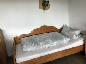 Rustikales Bett als zustzlicher Schlafplatz