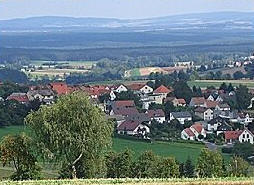 Erholungsort Fuchsmühl am Fuß des Steinwaldes mit Blick auf Stiftland und Oberpfälzer Wald
