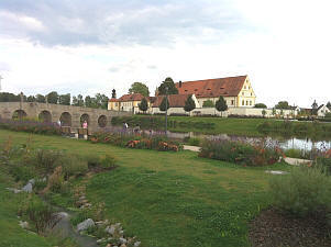 Oberer Fischhofpark mit Brcke und Amtsgericht