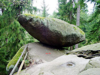 Wackelstein entlang des Luisenburg-Felsenlabyrinthpfads