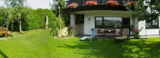 Große Terrasse und abgeschlossener Garten