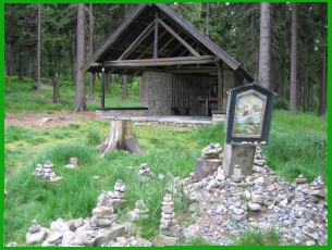 kumenische Kapelle mit Gebetssteinen