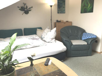 Sofa mit Auflage und Aufbettung als zusätzliche Schlafmöglichkeit