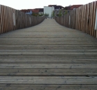 Auf der Hängebrücke zum Hotel Seenario